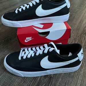 Nike Juniors Black and White Sneakers